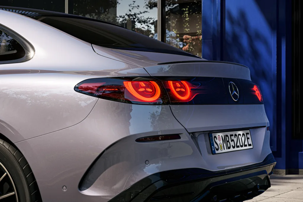 Mercedes klasy C Electric: 942 światełka na grillu, 490 KM i do 762 km zasięgu - Mercedes C 2