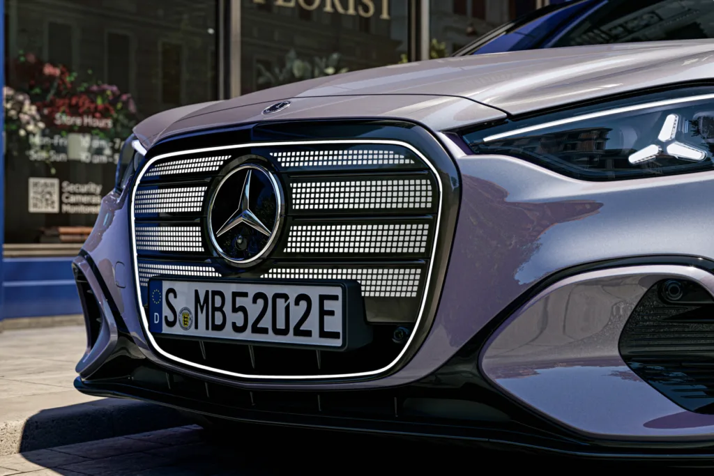 Mercedes klasy C Electric: 942 światełka na grillu, 490 KM i do 762 km zasięgu - Mercedes C 3