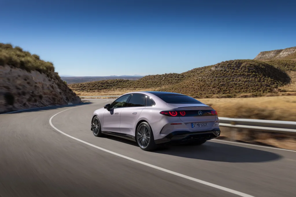 Mercedes klasy C Electric: 942 światełka na grillu, 490 KM i do 762 km zasięgu - Mercedes C 6