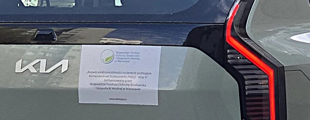 Nieoznakowane auta policyjne z naklejkami. Wszystko lege artis! - Naklejka policja 2