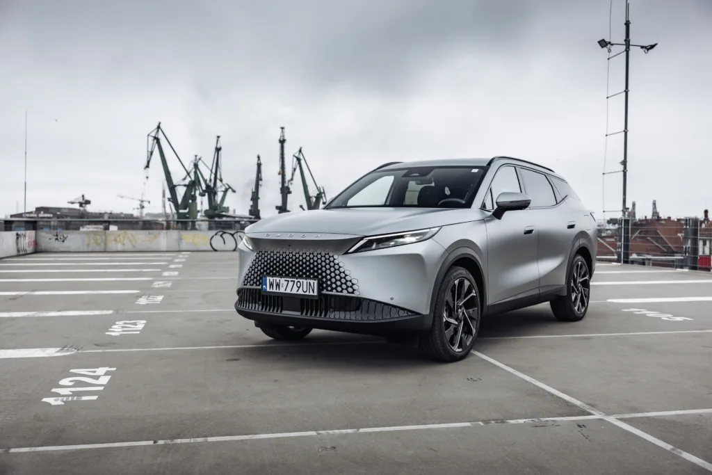 Omoda 7 Super Hybrid – chiński SUV plug-in, który przekonuje ceną Omoda 7 Super Hybrid – chiński SUV plug-in, który przekonuje ceną - Omoda 7 010 1
