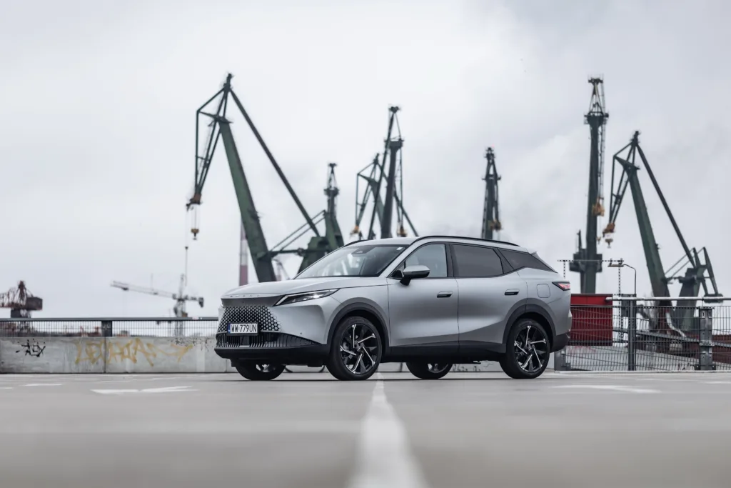Omoda 7 Super Hybrid – chiński SUV plug-in, który przekonuje ceną Omoda 7 Super Hybrid – chiński SUV plug-in, który przekonuje ceną - Omoda 7 019 1