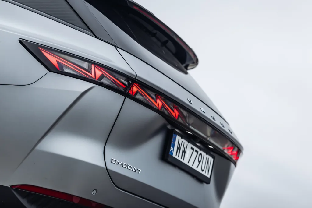 Omoda 7 Super Hybrid – chiński SUV plug-in, który przekonuje ceną Omoda 7 Super Hybrid – chiński SUV plug-in, który przekonuje ceną - Omoda 7 023 1