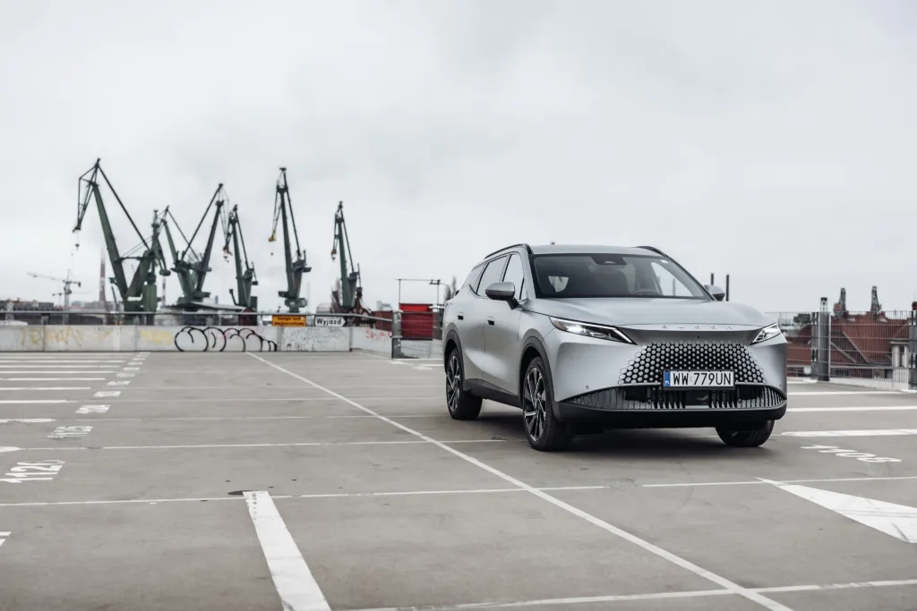 Omoda 7 Super Hybrid – chiński SUV plug-in, który przekonuje ceną Omoda 7 Super Hybrid – chiński SUV plug-in, który przekonuje ceną - Omoda 7 028 1