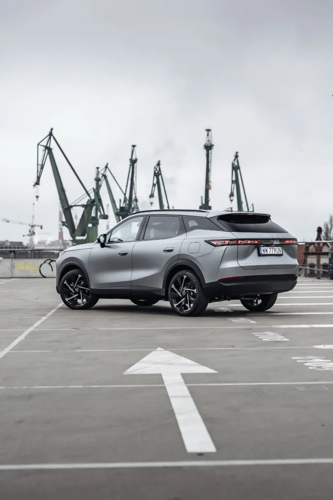 Omoda 7 Super Hybrid – chiński SUV plug-in, który przekonuje ceną Omoda 7 Super Hybrid – chiński SUV plug-in, który przekonuje ceną - Omoda 7 030 1