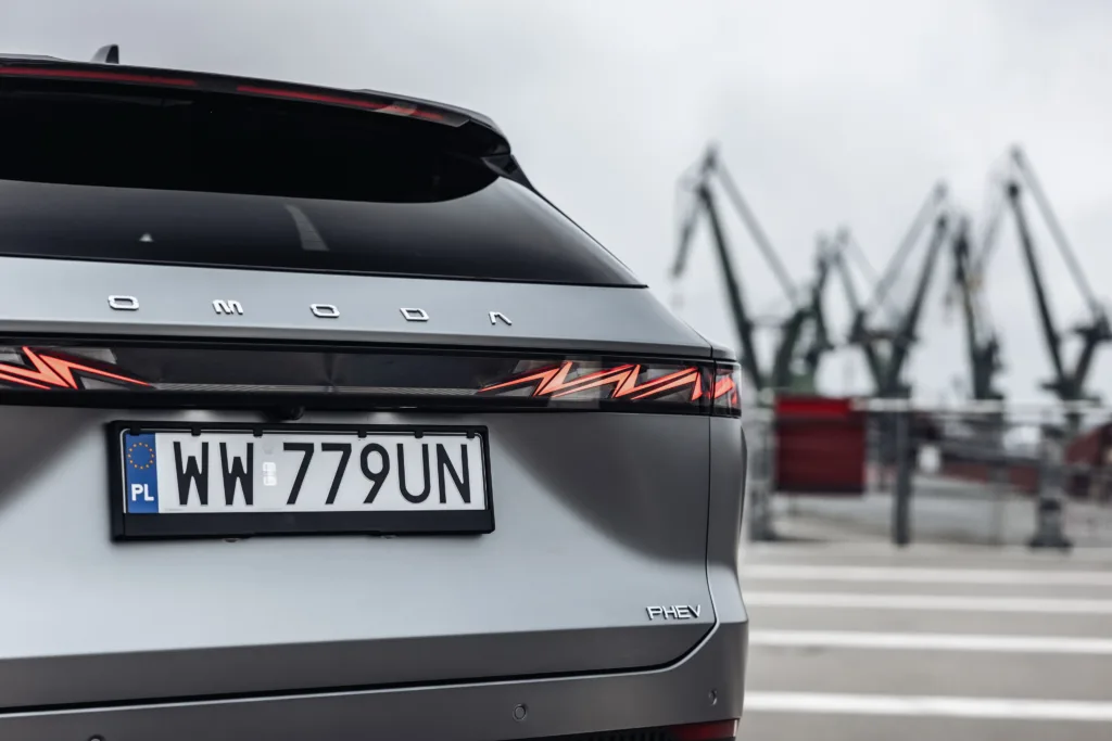 Omoda 7 Super Hybrid – chiński SUV plug-in, który przekonuje ceną Omoda 7 Super Hybrid – chiński SUV plug-in, który przekonuje ceną - Omoda 7 032 1