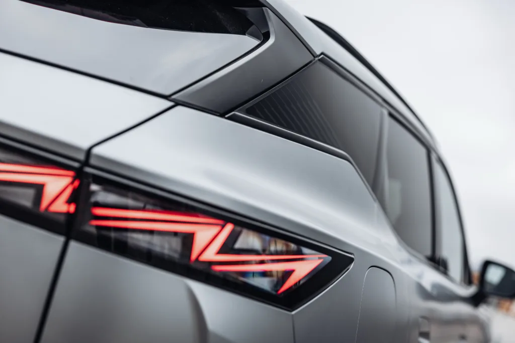 Omoda 7 Super Hybrid – chiński SUV plug-in, który przekonuje ceną Omoda 7 Super Hybrid – chiński SUV plug-in, który przekonuje ceną - Omoda 7 035 1