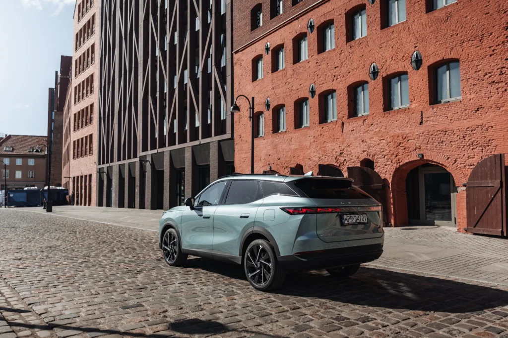Omoda 7 Super Hybrid – chiński SUV plug-in, który przekonuje ceną Omoda 7 Super Hybrid – chiński SUV plug-in, który przekonuje ceną - Omoda 7 151 1