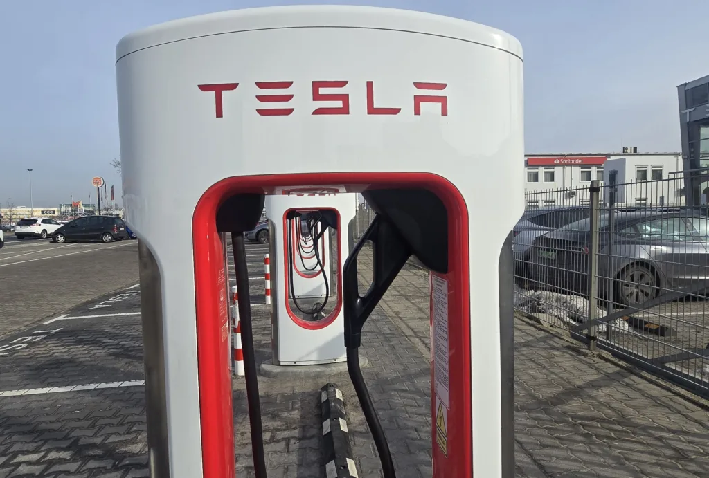 Tesla z MultiPass wjeżdża do Polski. Może być taniej, a na pewno wygodniej - Tesla wjezdza z MultiPass wjezdza do Polski 2