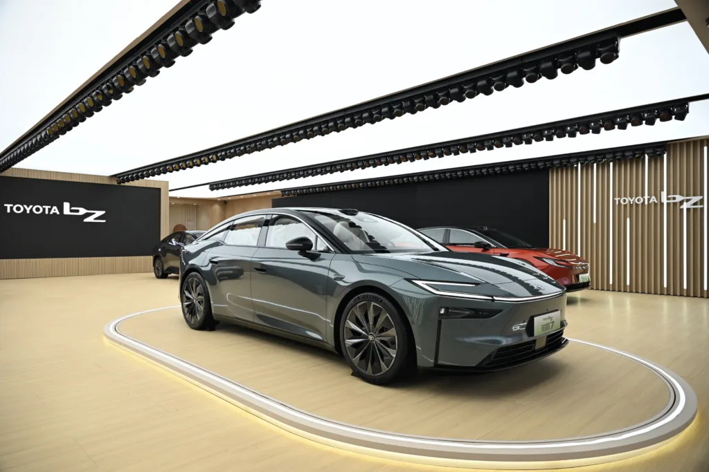 Toyota bZ7: Chińska technologia, japońska marka i… 3 tysiące zamówień w godzinę Toyota bZ7: Chińska technologia, japońska marka i… 3 tysiące zamówień w godzinę - Toyota bZ7 Chinska technologia 2