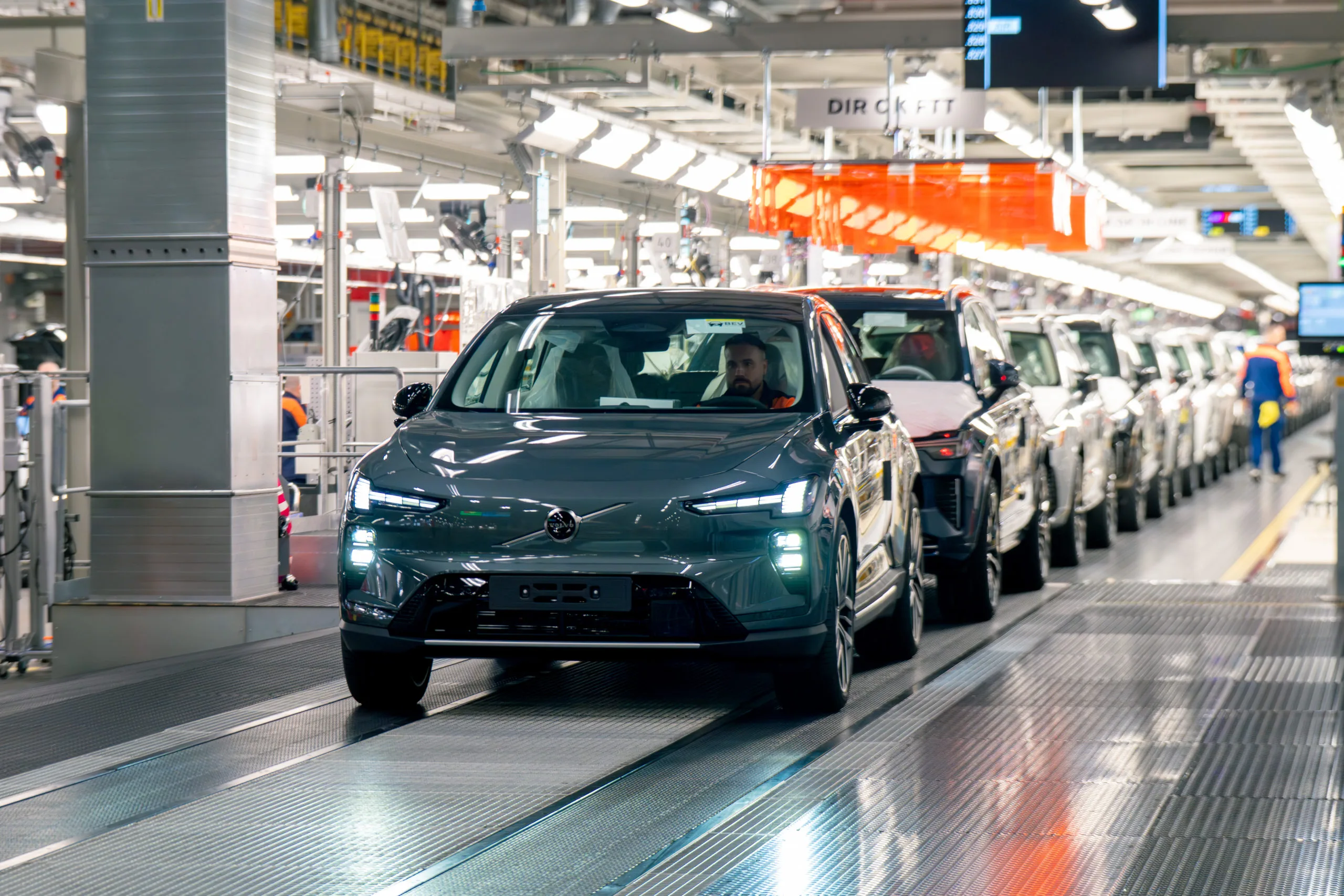 car bodies roll through the final assembly. The EX60 begins production in the Volvo Cars Torslanda plant in Gothenburg, Sweden.
