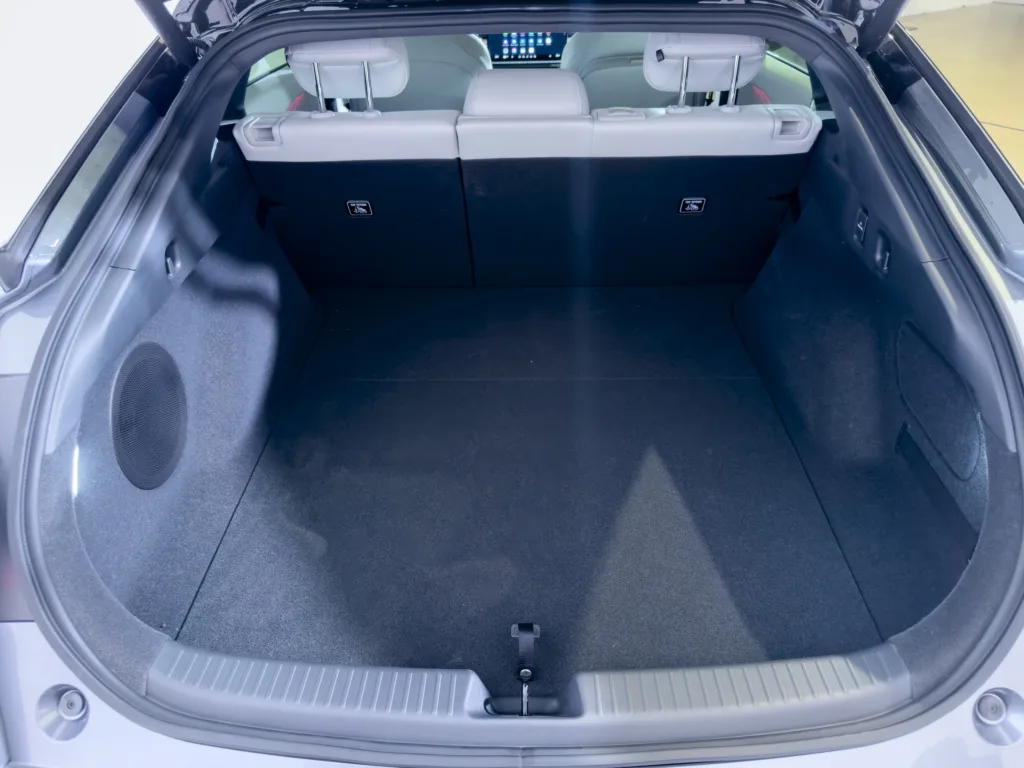 Xpeng P7+ zadebiutował w Polsce. Pięciometrowy liftback z Austrii, ma zmienić reguły gry w segmencie premium - XPENG P7 10