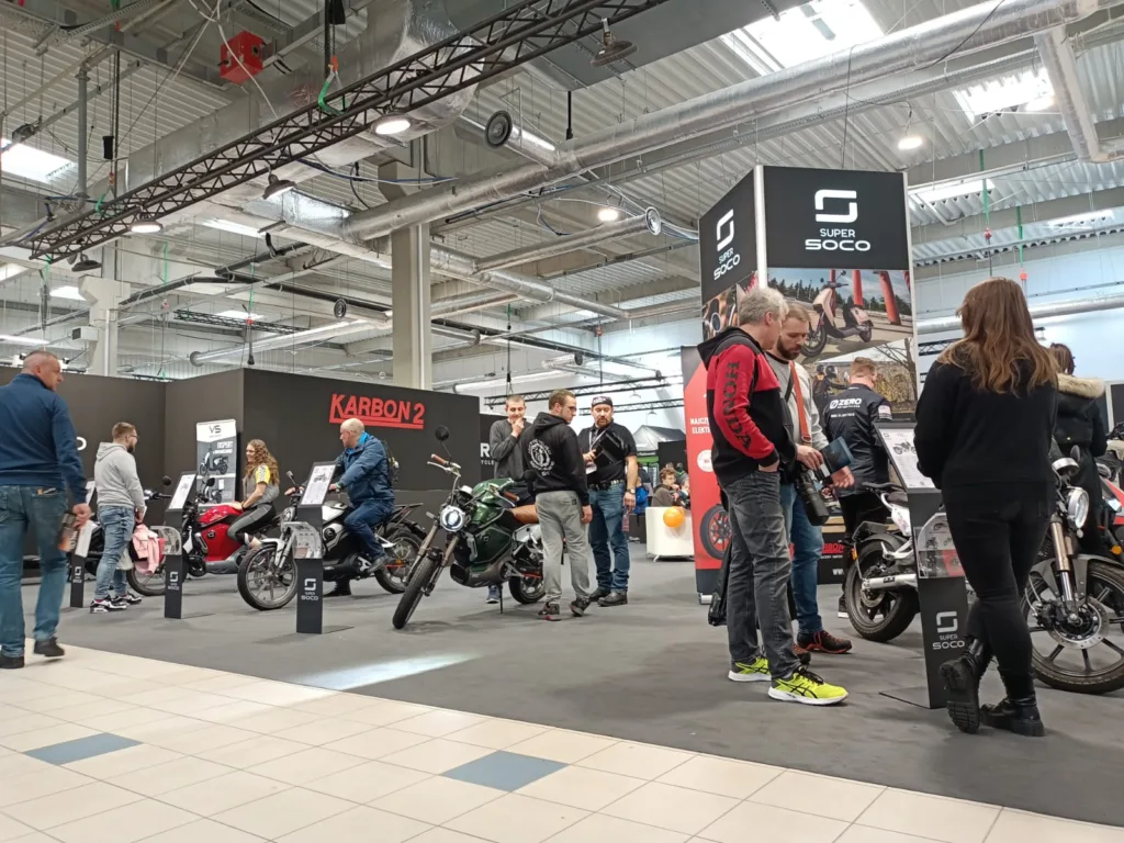 Wielosezonowe opony opanowały 28% rynku. Polacy wybierają skrajne oferty - Zainteresowanie elektrykami na targach motocyklowych Zrodlo KARBON 2