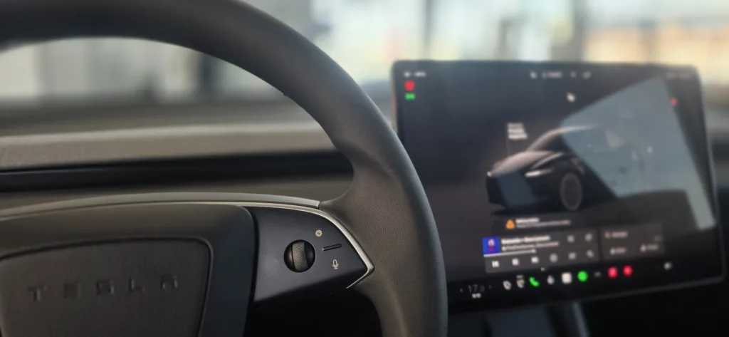 93-latka za kierownicą autonomicznej Tesli. Między obietnicą niezależności a ryzykiem - autonomiczna jazda seniorki do kosciola w Tesli 2