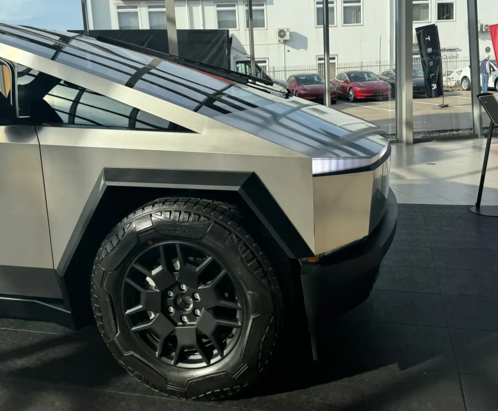 Cybertruck na kroplówce. 1300 sztuk pick-upa Tesli kupiła firma… SpaceX - cybertruck 1