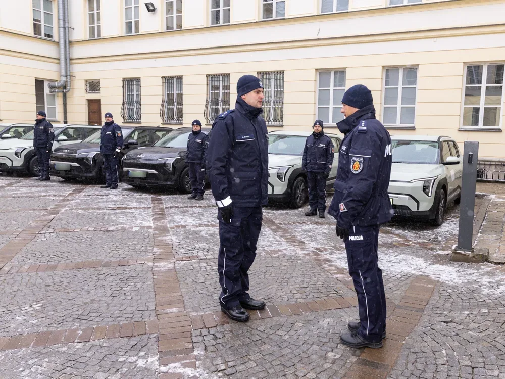 Nieoznakowane auta policyjne z naklejkami. Wszystko lege artis! - obraz 5