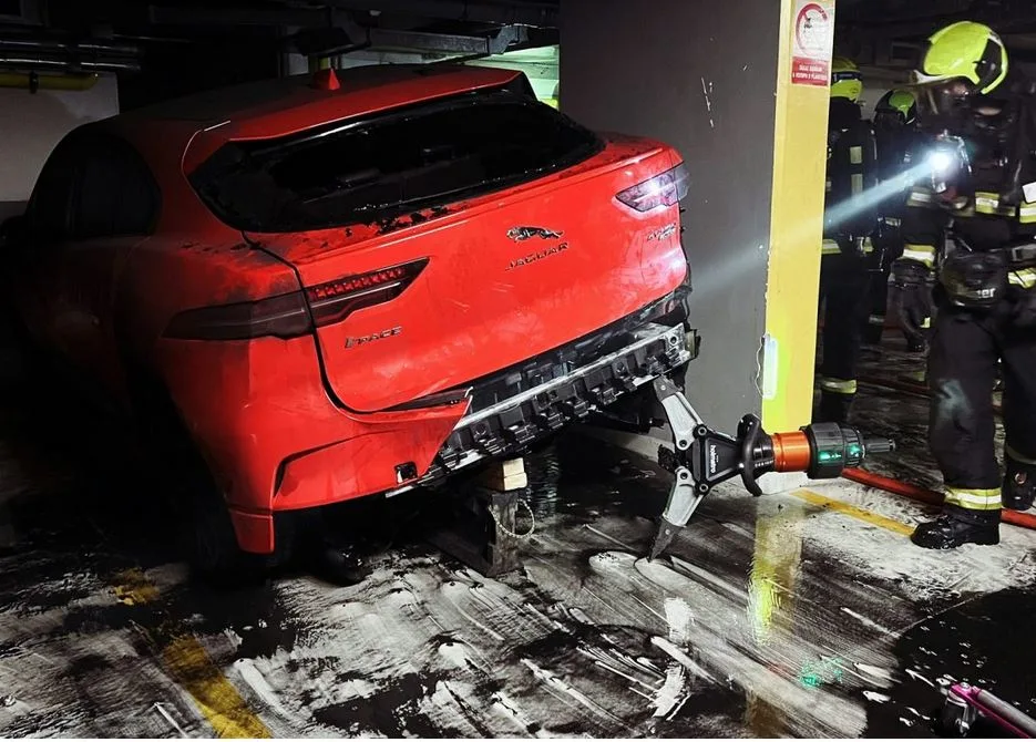 Chińscy naukowcy opracowali niepalny elektrolit. Twardnieje przy 150°C - pozar 1