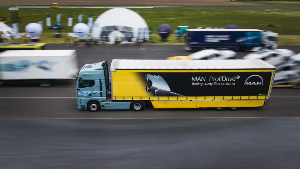 Volkswagen z zielonym transportem Volkswagen