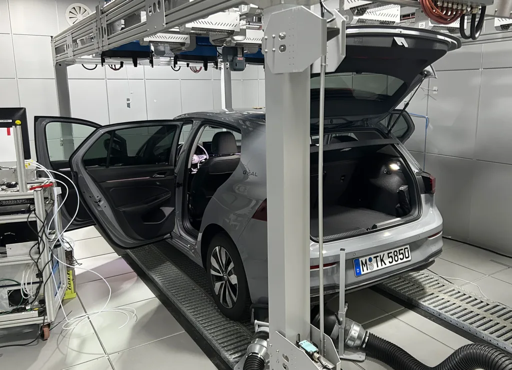 Czy woń nowego auta może szkodzić? ADAC sprawdził, czym oddychają kierowcy - ADAC test zapach aut 1 1