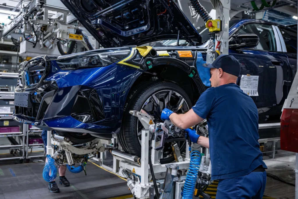 Dwumilionowy „elektryk” BMW zjechał z fabryki w Dingolfing - BMW i 2 mln BEV 2