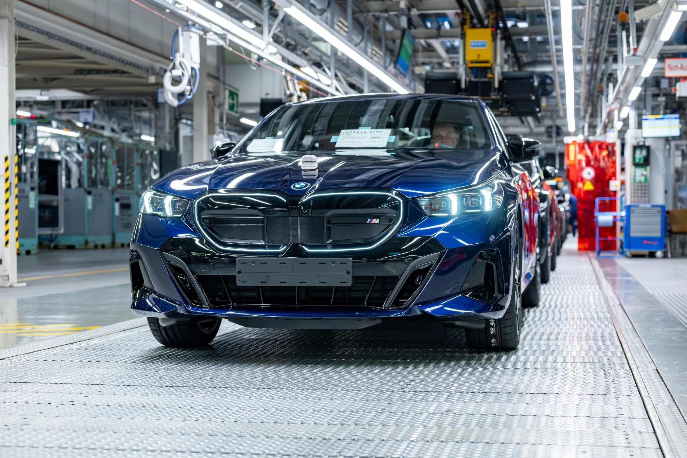 BMW i 2 mln BEV 4