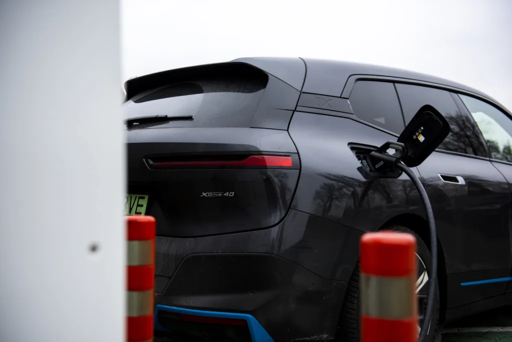 Audi trzyma formę, BMW ucieka, Mercedes pod presją. Wyniki w I kwartale 2026 - BMW iX 35