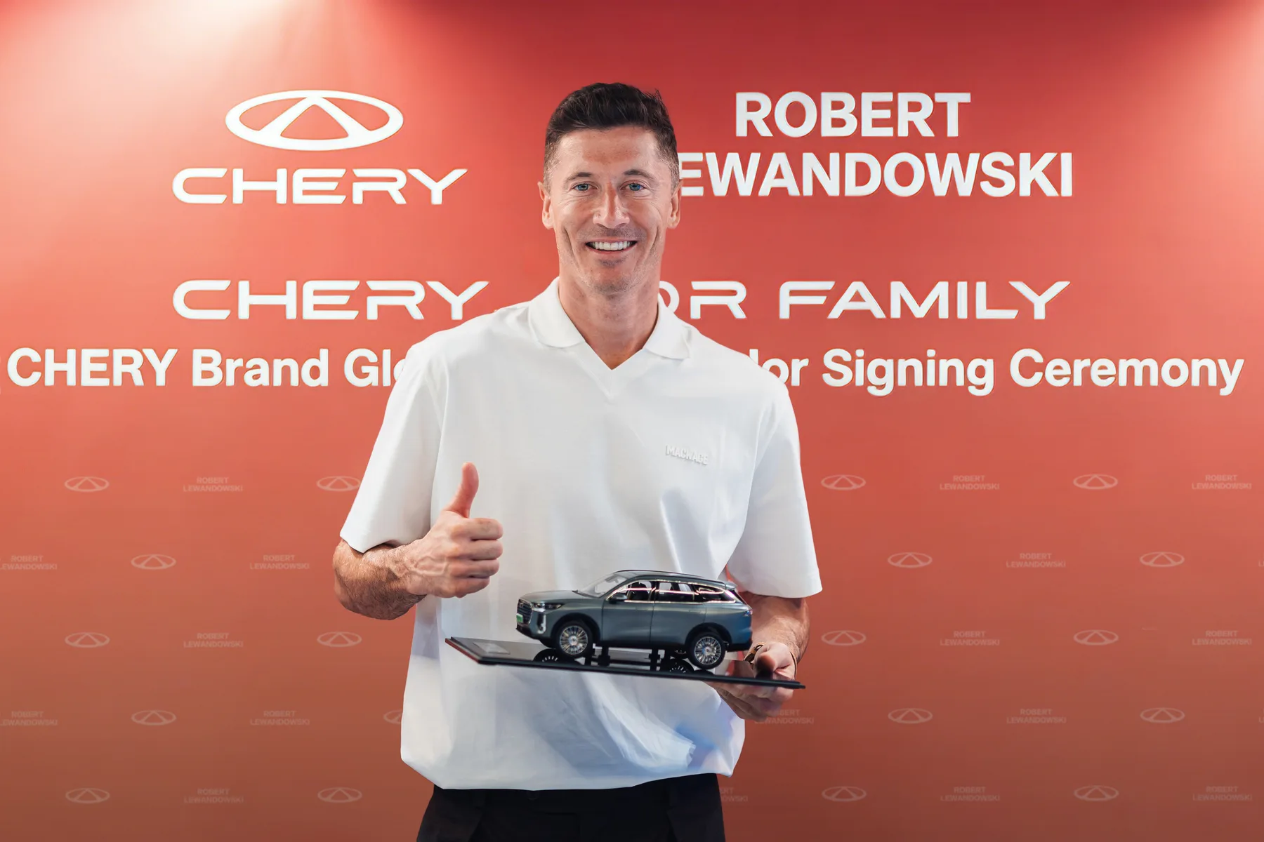 CHERY i Robert Lewandowski 1