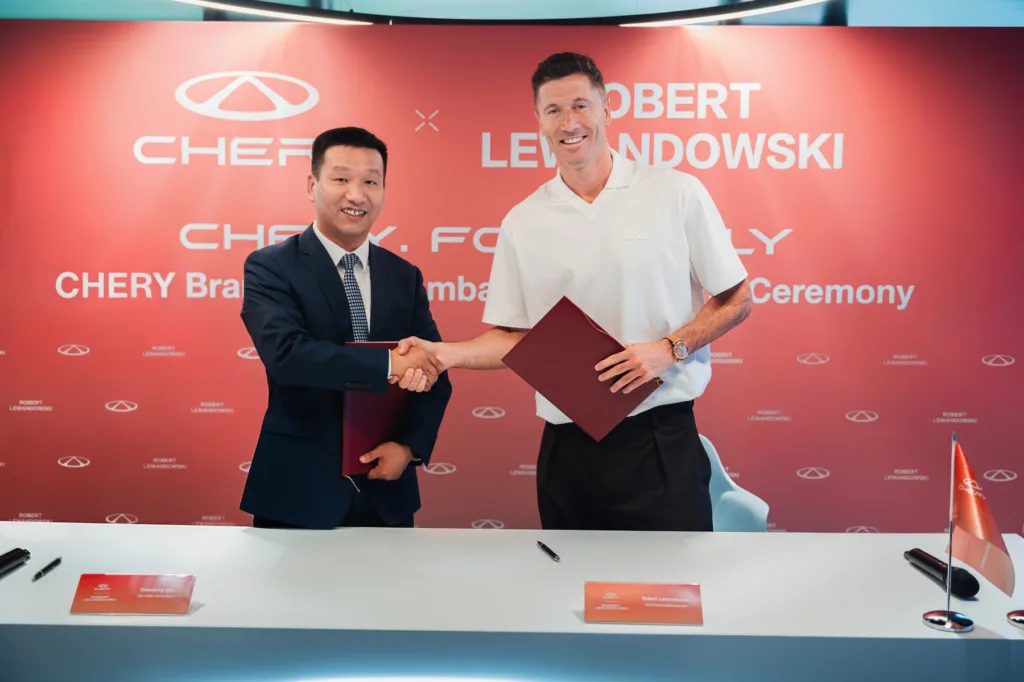 Robert Lewandowski wypromuje Chery. Chińscy producenci aut coraz mocniej stawiają na znane twarze Robert Lewandowski wypromuje Chery. Chińscy producenci aut coraz mocniej stawiają na znane twarze - CHERY i Robert Lewandowski 2