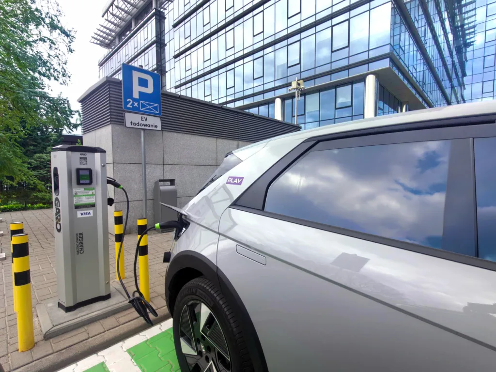 Play przyspiesza elektryfikację floty. Do 2027 roku 25% aut będzie elektrycznych - Elocity Play 1