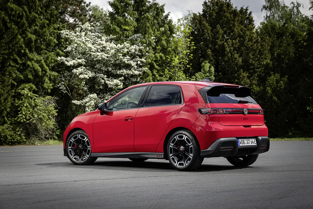 ID. Polo GTI łączy 50 lat historii z elektryczną przyszłością. 226 KM pod maską - ID. Polo GTI 3