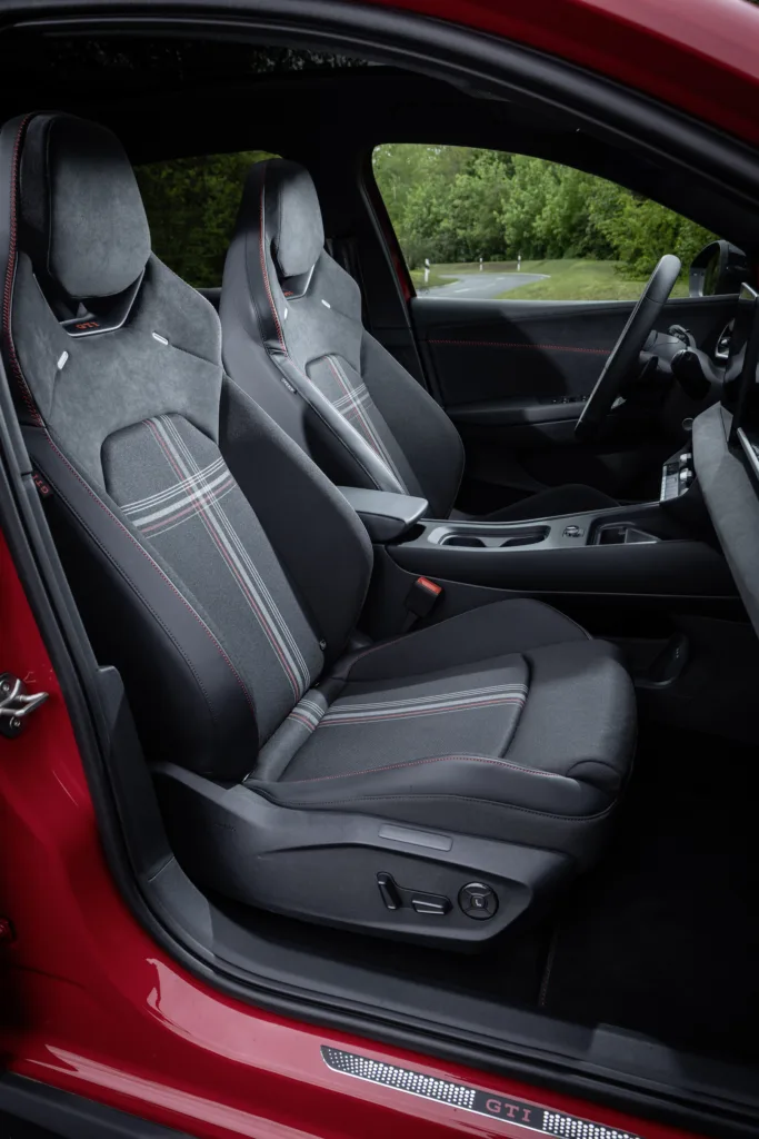 ID. Polo GTI łączy 50 lat historii z elektryczną przyszłością. 226 KM pod maską - ID. Polo GTI 4