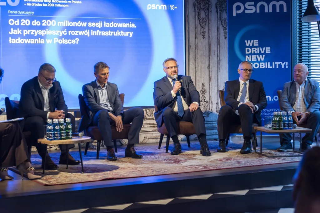 200 mln sesji ładowania, 10 mld zł rachunku za ropę i rekordowe finansowanie – polska elektromobilność wchodzi w nową erę - Konferencja260528 4