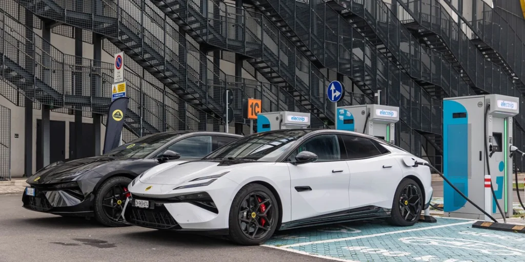 Lotus łączy DNA „supercarów” z elektromobilnością. Hybrydowy Type 135 z mocą 1000 KM - Lotus laczy DNA Type135 4 Emeya