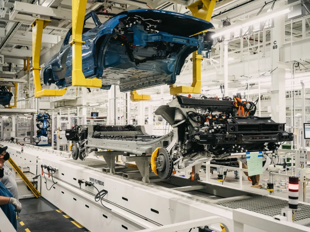 300 tysięcy aut rocznie i 50 tysięcy robotaksówek. Rivian odsłania strategię - Rivian NATHAN HELEINE 3