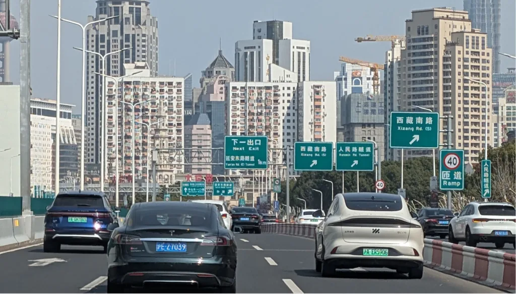 Robotaxi na przymusowym postoju. Incydent w Wuhan ujawnił słabość chińskiej autonomii - Robotaxi Wuhan awaria 2