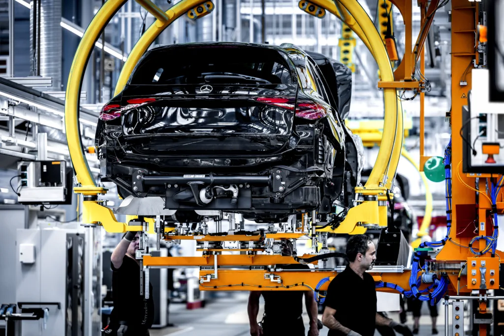 T&E: Słabsze cele emisyjne mogą „skasować” 34 gigafabryki i miliony BEV T&E: Słabsze cele emisyjne mogą „skasować” 34 gigafabryki i miliony BEV - TE redukcje emisje 44 Mercedes