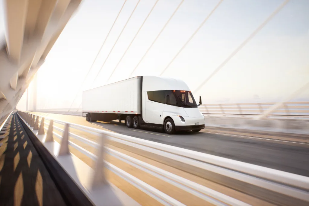Tesla Semi: 822 kWh zamiast 900, ale zasięg ten sam. 800 km w wersji Long Range - Tesla Semi 2 1