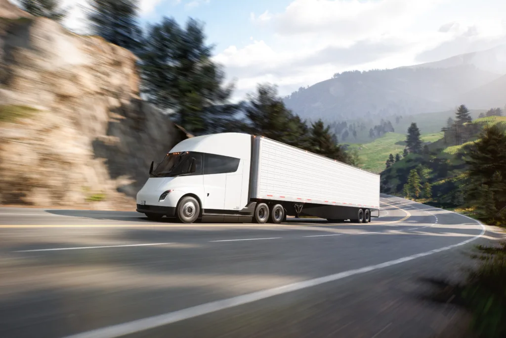 Tesla Semi rusza masowo z taśmy. 800 km zasięgu w wersji Long Range Tesla Semi rusza masowo z taśmy. 800 km zasięgu w wersji Long Range - Tesla Semi 2