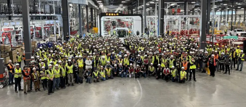 Tesla Semi rusza masowo z taśmy. 800 km zasięgu w wersji Long Range Tesla Semi rusza masowo z taśmy. 800 km zasięgu w wersji Long Range - Tesla Semi 3