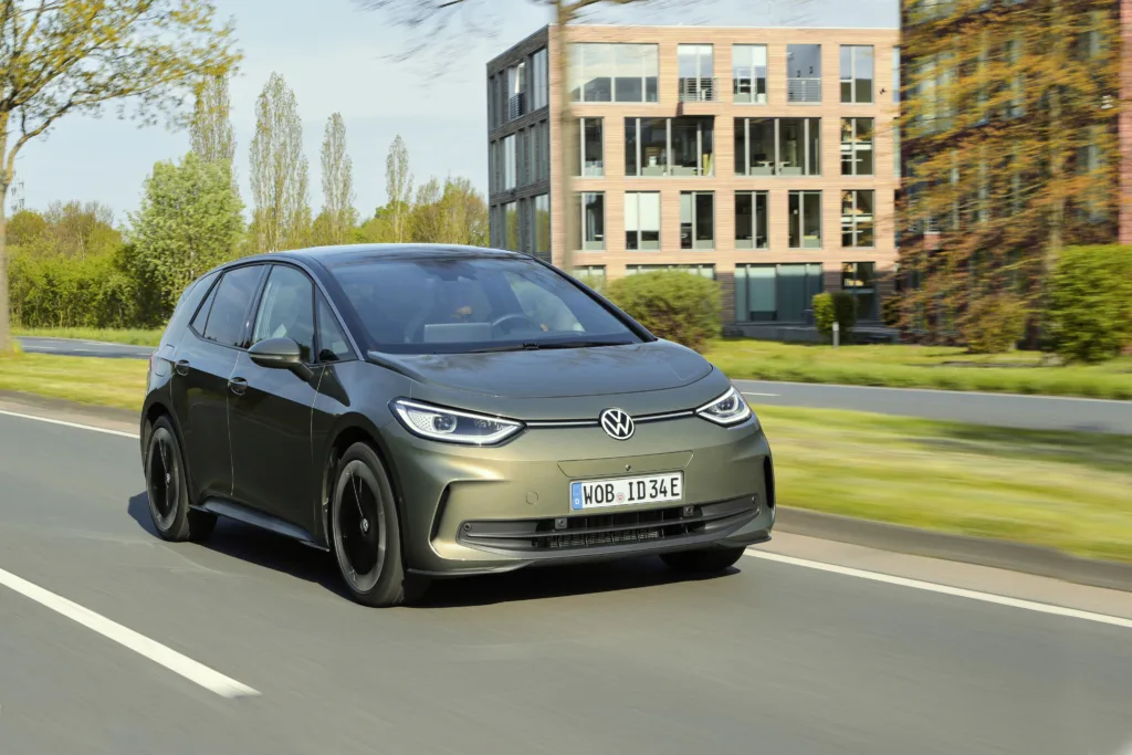 Tesla ze spadkiem 70% w kwietniu. Nowy układ sił u prymusa elektromobilności - Volkswagen ID.3