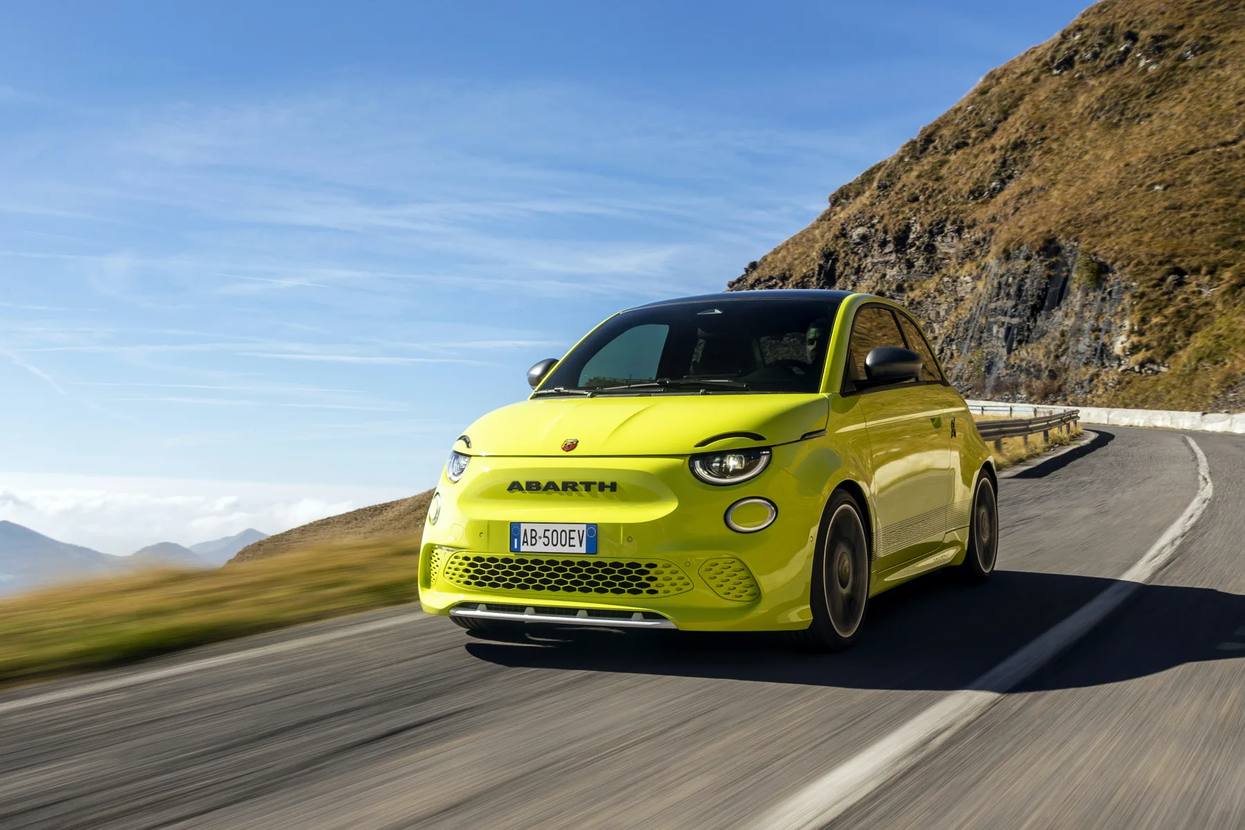 Włochy sprzedaż kwiecień Abarth500e 3