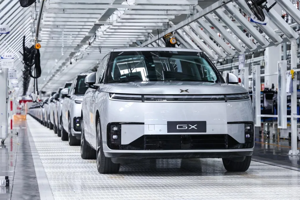 XPENG rozpoczął seryjną produkcję robotaxi na bazie modelu GX XPENG rozpoczął seryjną produkcję robotaxi na bazie modelu GX - XPENG Robo 1