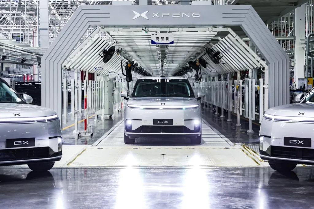 XPENG rozpoczął seryjną produkcję robotaxi na bazie modelu GX XPENG rozpoczął seryjną produkcję robotaxi na bazie modelu GX - XPENG Robo 2