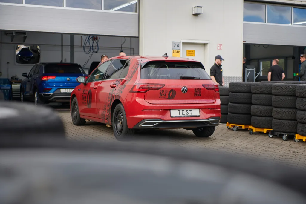 Moda na wielosezonowe opony rośnie. Test ADAC studzi emocje kierowców - ADAC test opon calorocznych 1