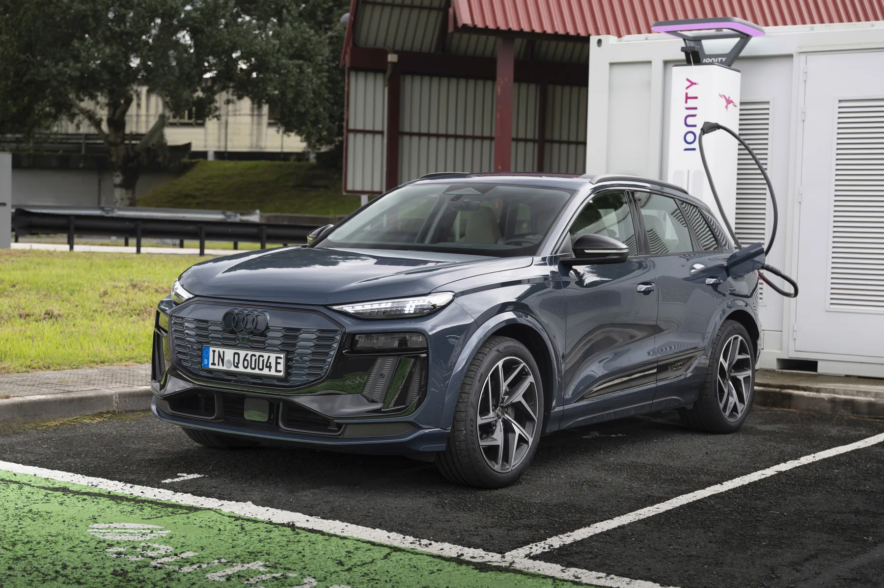 Static photo,
Colour: Plasma blue metallic