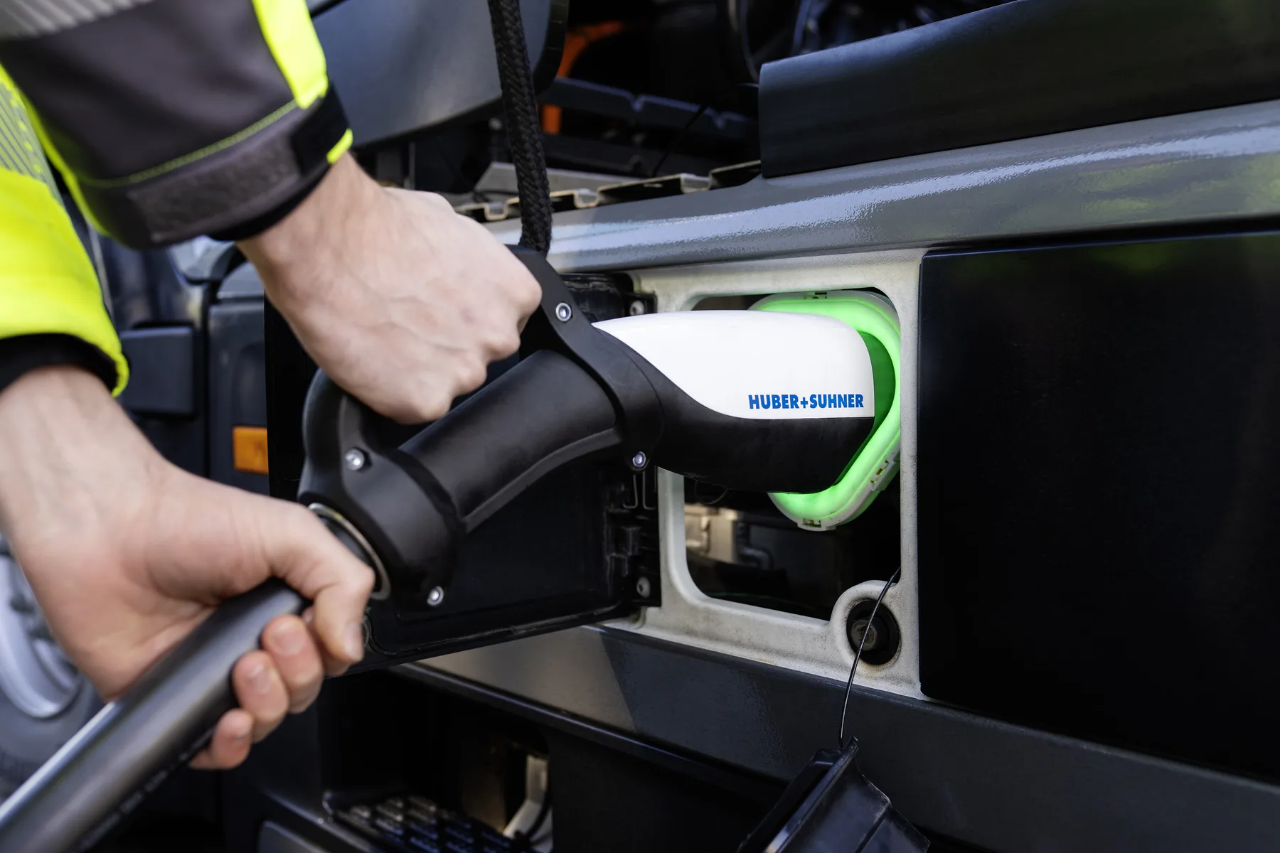 Megawattladen in der Praxis: eActros 600 testet auf Langstrecke zwischen Deutschland und SchwedenMegawatt charging in practice: eActros 600 tests long‑distance operation between Germany and Sweden