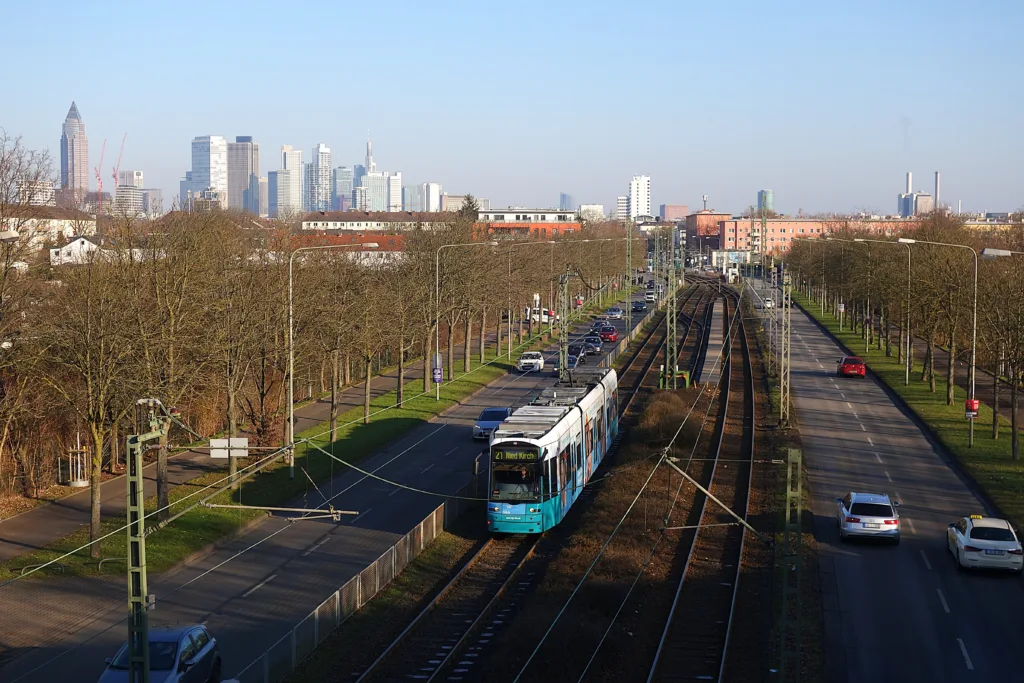 Autobusy fotografują kierowców. Frankfurt rozszerza system walki z blokowaniem buspasów - Frankfurt x angel Wikipedia 2