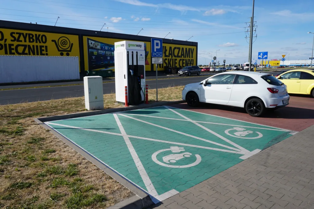 MOYA energia ma już 100 własnych stacji. Rynek ładowania w Polsce szybko się zagęszcza - GreenWay Polska promocja wakacje 1