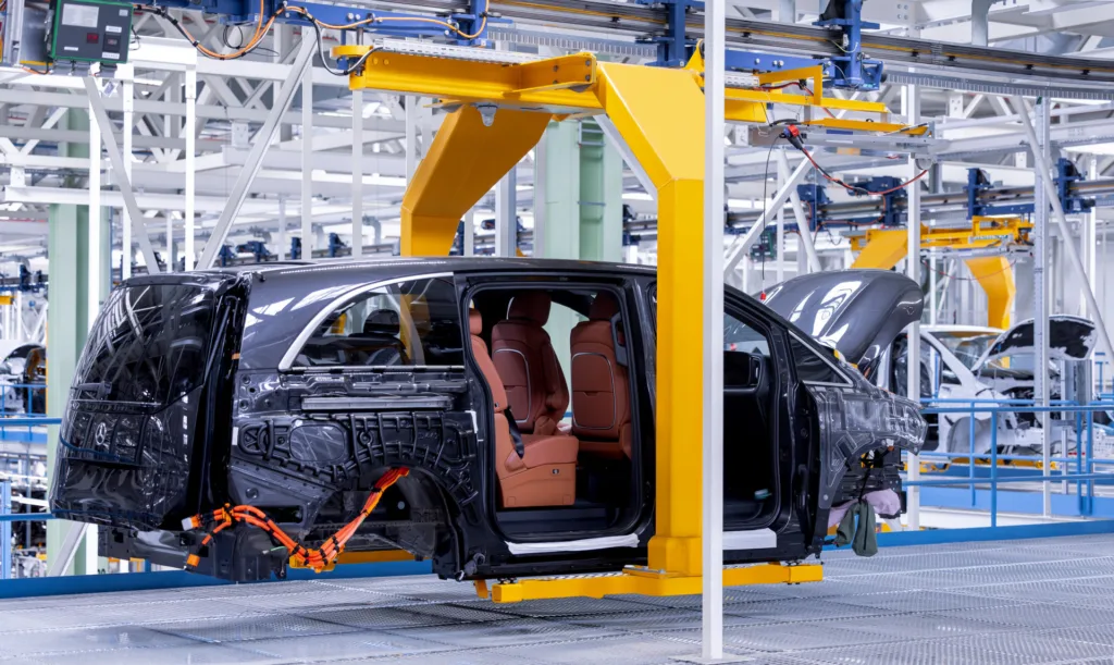 Mercedes VLE: 700 km zasięgu i wnętrze, jak w S‑klasie. Produkcja w Vitorii ruszyła! - Mercedes VLE 12
