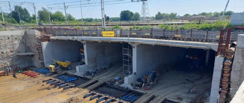 Oświęcim: Siłowniki przecisnęły 5,5 tysiąca ton betonu pod kolejowym nasypem Oświęcim: Siłowniki przecisnęły 5,5 tysiąca ton betonu pod kolejowym nasypem - Oswiecim silowniki nasyp GDDKiA 3